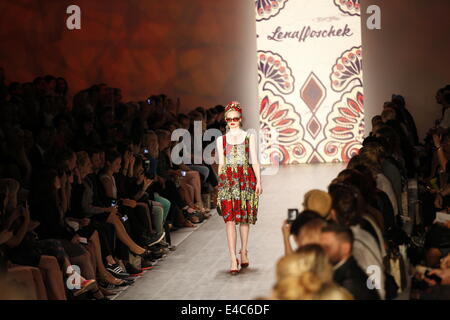 Berlin, Deutschland. 8. Juli 2014. Das Model trägt eine Kreation von Lena Hoschek auf der Mercedes-Benz Fashion Week Berlin Frühjahr/Sommer 2015. Bildnachweis: Simone Kuhlmey/Pacific Press/Alamy Live-Nachrichten Stockfoto