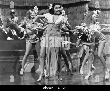 Lena Horne (Mitte) mit Gruppe von Tänzern am Set des Films, "Broadway Rhythm", 1944 Stockfoto