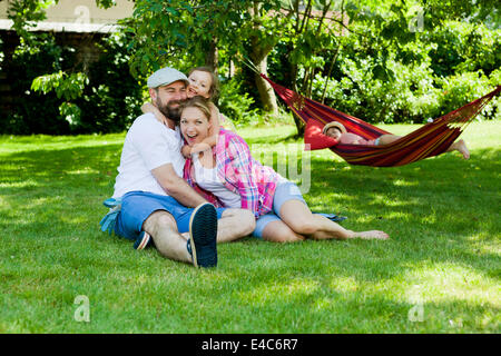 Familie mit zwei Kindern Spaß im Garten, München, Bayern, Deutschland Stockfoto