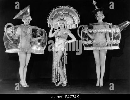 Lona Andre (Mitte) und Showgirls in Teetasse Kostüme, Portrait Werbung für den Film, "International House", 1933 Stockfoto