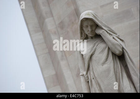 Nahaufnahme von der Statue der weinenden Frau oder besser bekannt als "Mutter Kanada Trauer um ihre Toten" am kanadischen Vimy Memorial Stockfoto