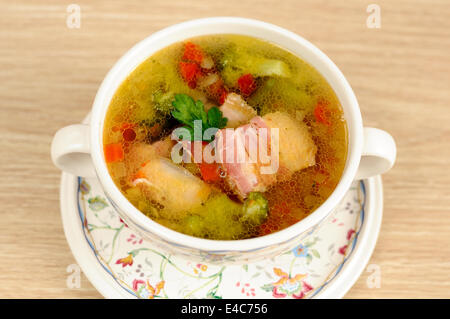 Italienische Suppe mit Gemüse und Speck Stockfoto