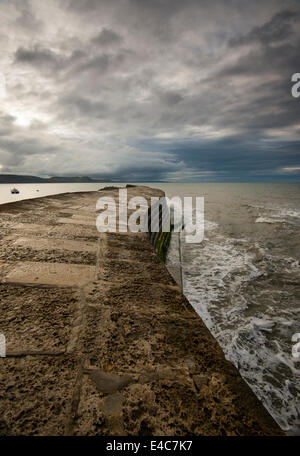 Ein stürmischer Tag auf dem Cobb in Lyme Regis in Dorset, England UK Stockfoto