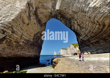 Frankreich, Normandie: Blick durch Felsbogen, der Porte D´ Aval in Etretat Stockfoto