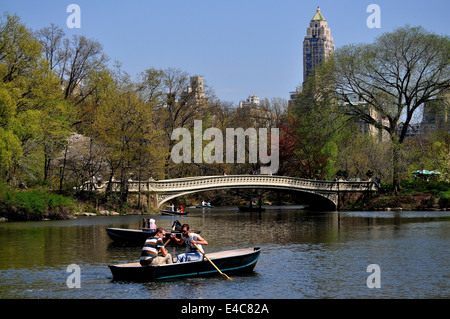 New York, NY: Menschen in Ruderbooten auf dem Central Park Bootfahren See Stockfoto