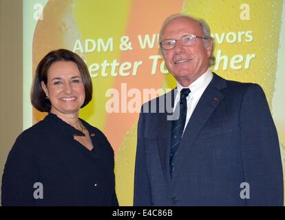 Patricia Woertz (L), CEO der amerikanischen Firma Archer Daniels Midland (ADM) spricht mit dem Unternehmer Hans-Peter Wild (R) am Sitz der Geschmack Hersteller Wild in Eppelheim, Deutschland, 8. Juli 2014. Archer Daniels Midland ihre Übernahme von Wild Flavors am 7. Juli 2014 angekündigt. Das Unternehmen gehört zur Manager Wild. Foto: CHRISTINE CORNELIUS/dpa Stockfoto