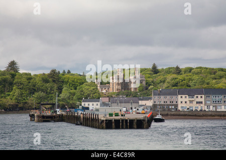 Blick zurück zum Hafen mit Lews Castle im Hintergrund von Abfahrt Fähre Stornoway Isle of Lewis Stockfoto