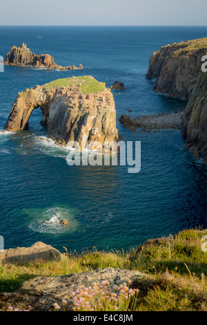 Am frühen Morgen über die felsige Küste in der Nähe von Lands End, Cornwall, England Stockfoto