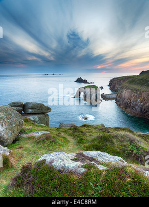 Lands End in Cornwall in Richtung des Langschiffe Leuchtturm und das Meer Bogens Stockfoto