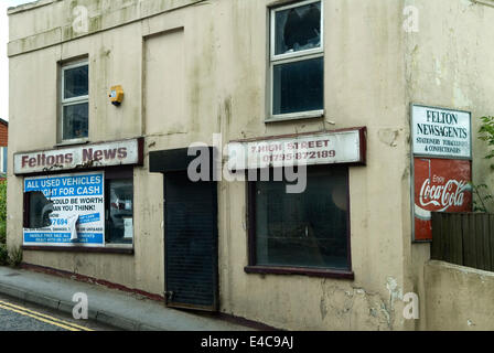 Poverty UK, in der High Street an Bord. Geschlossene Geschäfte Minster on Sea, Isle of Sheppey, Kent, England 2014 2010s, HOMER SYKES Stockfoto