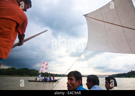 Segelboot in Bangladesch, Asien, Bambus, Grove, Banane, Baum, Bangladesch, Boot, Cloud, Farbe, Bild, Community, Tag, Entwicklungsländer, Länder Stockfoto