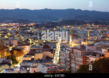 Mediterrane Stadt Aguilas in der Nacht. Provinz Murcia, Spanien Stockfoto