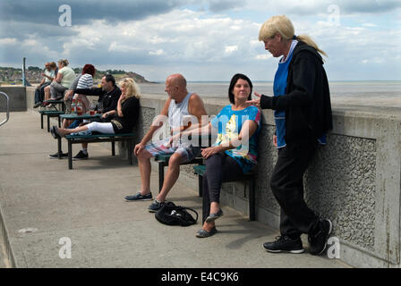 Senioren der Arbeiterklasse im Urlaub. Leysdown-on-Sea, Urlauber Isle of Sheppey Kent Großbritannien. 2014 2010er Jahre HOMER SYKES Stockfoto