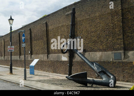 Sheerness, Bluetown alten Hafen Mauer mit Anker. Isle of Sheppey Kent UK. HOMER SYKES Stockfoto