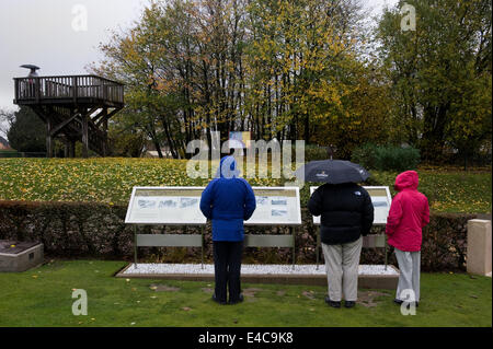 Besucher in der Nähe der ersten australischen Division Memorial in Pozi Res Blick auf Informationstafeln, die die Schlachtfelder zu erklären Stockfoto