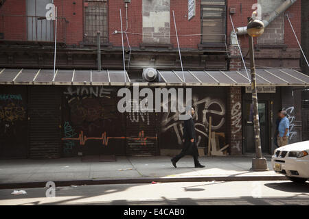 Heruntergekommenen Gegend im Stadtteil Williamsburg multiethnischen Brooklyn, NY suchen. Stockfoto