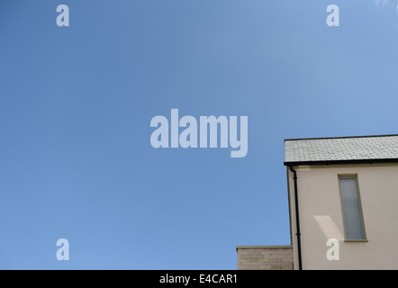 Blues Himmel über neue bauen Häuser Dächer. Stockfoto