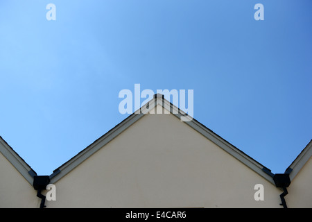 Blues Himmel über neue bauen Häuser Dächer. Stockfoto