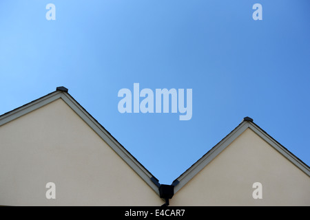 Blues Himmel über neue bauen Häuser Dächer. Stockfoto