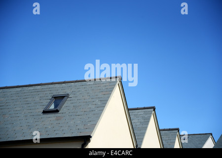 Blues Himmel über neue bauen Häuser Dächer. Stockfoto