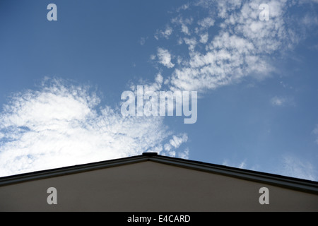 Blues Himmel über neue bauen Häuser Dächer. Stockfoto