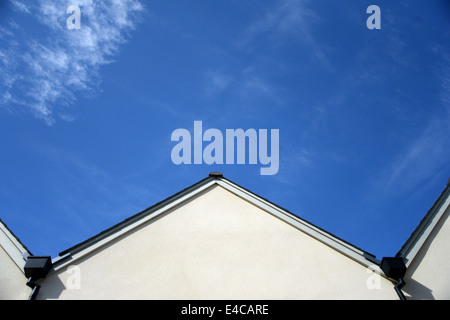 Blues Himmel über neue bauen Häuser Dächer. Stockfoto