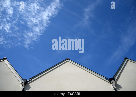 Blues Himmel über neue bauen Häuser Dächer. Stockfoto