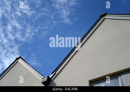 Blues Himmel über neue bauen Häuser Dächer. Stockfoto