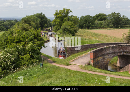 Narrowboat-Enthusiasten, die Navigation des Tardebigge Sperre Flugs in den Urlaub in Großbritannien Stockfoto