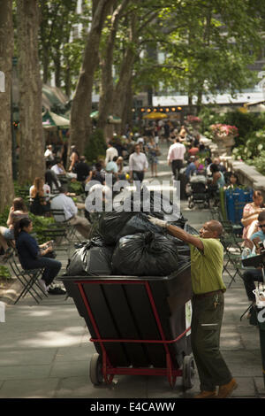 Arbeiter leert Müll Receptible im Bryant Park ein sehr beliebter Park entlang der 42nd Street zu entspannen und haben Mittagessen oder einen Snack im Ma Stockfoto
