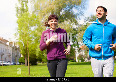 Junges Paar joggen durch den Park, Osijek, Kroatien Stockfoto