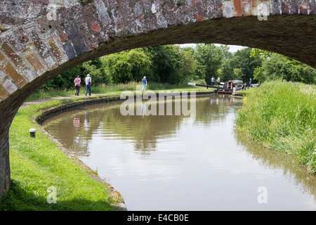 Narrowboat-Enthusiasten, die Navigation des Tardebigge Sperre Flugs in den Urlaub in Großbritannien Stockfoto