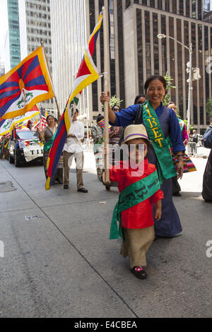 Tibeter marschieren in die internationale Einwanderer Parade in New York City mit dem Ausdruck ihrer zutiefst spirituellen antiken Erbes. Stockfoto