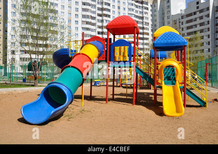 Kinderspielplatz im Hof Stockfoto