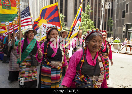 Tibeter marschieren in die internationale Einwanderer Parade in New York City mit dem Ausdruck ihrer zutiefst spirituellen antiken Erbes. Stockfoto