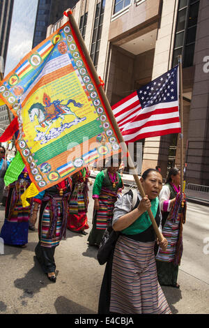 Tibeter marschieren in die internationale Einwanderer Parade in New York City mit dem Ausdruck ihrer zutiefst spirituellen antiken Erbes. Stockfoto