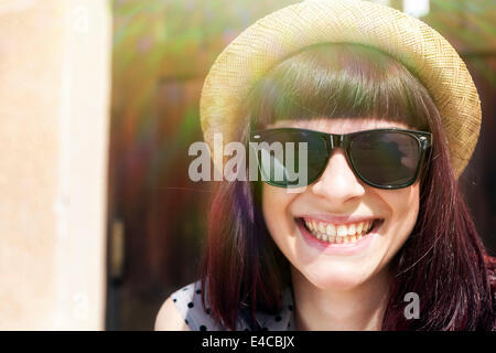 Junge Frau mit Strohhut und Sonnenbrille, Osijek, Kroatien Stockfoto