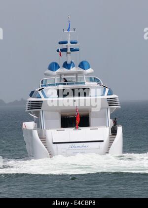 Plymouth, UK. 8. Juli 2014.  Die neue Super-Yacht gebaut in Devonport Dockyard für den Aga Khan und benannt nach einem seiner Rennpferde ALAMSHAR Plymouth zu verlassen. Bildnachweis: Tony Carney/Alamy Live-Nachrichten Stockfoto