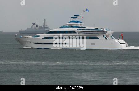 Plymouth, UK. 8. Juli 2014.  Die neue Super-Yacht gebaut in Devonport Dockyard für den Aga Khan und benannt nach einem seiner Rennpferde ALAMSHAR Plymouth zu verlassen. Bildnachweis: Tony Carney/Alamy Live-Nachrichten Stockfoto