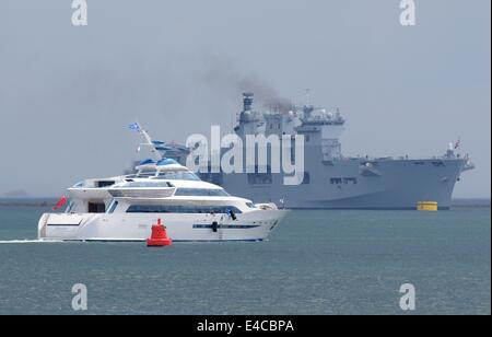 Plymouth, UK. 8. Juli 2014.  Die neue Super-Yacht gebaut in Devonport Dockyard für den Aga Khan und benannt nach einem seiner Rennpferde ALAMSHAR Plymouth zu verlassen. Bildnachweis: Tony Carney/Alamy Live-Nachrichten Stockfoto