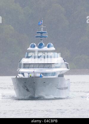 Plymouth, UK. 8. Juli 2014.  Die neue Super-Yacht gebaut in Devonport Dockyard für den Aga Khan und benannt nach einem seiner Rennpferde ALAMSHAR Plymouth zu verlassen. Bildnachweis: Tony Carney/Alamy Live-Nachrichten Stockfoto