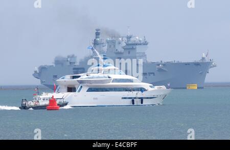 Plymouth, UK. 8. Juli 2014.  Die neue Super-Yacht gebaut in Devonport Dockyard für den Aga Khan und benannt nach einem seiner Rennpferde ALAMSHAR Plymouth zu verlassen. Bildnachweis: Tony Carney/Alamy Live-Nachrichten Stockfoto