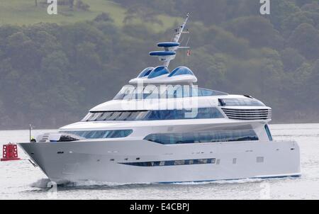 Plymouth, UK. 8. Juli 2014.  Die neue Super-Yacht gebaut in Devonport Dockyard für den Aga Khan und benannt nach einem seiner Rennpferde ALAMSHAR Plymouth zu verlassen. Bildnachweis: Tony Carney/Alamy Live-Nachrichten Stockfoto