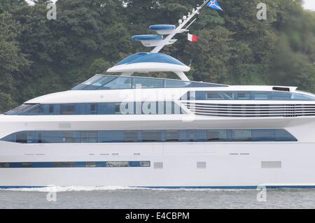 Plymouth, UK. 8. Juli 2014.  Die neue Super-Yacht gebaut in Devonport Dockyard für den Aga Khan und benannt nach einem seiner Rennpferde ALAMSHAR Plymouth zu verlassen. Bildnachweis: Tony Carney/Alamy Live-Nachrichten Stockfoto