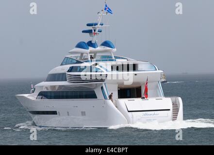 Plymouth, UK. 8. Juli 2014.  Die neue Super-Yacht gebaut in Devonport Dockyard für den Aga Khan und benannt nach einem seiner Rennpferde ALAMSHAR Plymouth zu verlassen. Bildnachweis: Tony Carney/Alamy Live-Nachrichten Stockfoto