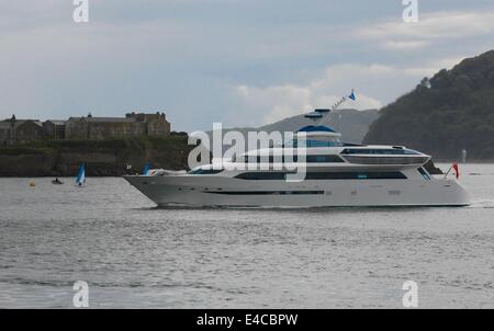 Plymouth, UK. 8. Juli 2014.  Die neue Super-Yacht gebaut in Devonport Dockyard für den Aga Khan und benannt nach einem seiner Rennpferde ALAMSHAR Plymouth zu verlassen. Bildnachweis: Tony Carney/Alamy Live-Nachrichten Stockfoto