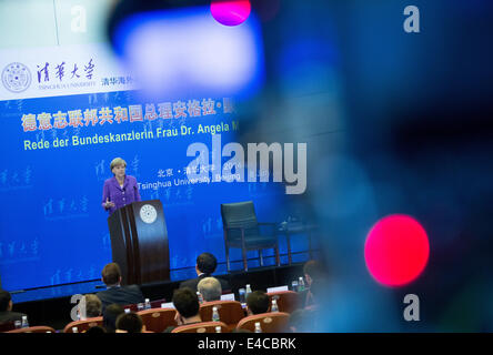 Peking, China. 8. Juli 2014. Deutsche Bundeskanzlerin Angela Merkel (CDU) ist bei ihrer Rede vor Studenten an der Tsinghua Universität in Peking, China, 8. Juli 2014 auf einem Monitor abgebildet. Das Deutsch-Chinesisches Projekt für Ladeinfrastruktur für elektrische Vehichles wird vorgestellt. Foto: KAY NIETFELD/Dpa/Alamy Live News Stockfoto