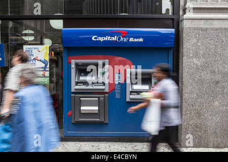 Fußgänger gehen von einem Kapital einer Bank ATM im New Yorker Stadtteil Manhattan, NY Stockfoto