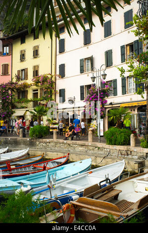 Urlauber genießen die malerische Ferienort Limone am Ufer des Gardasee, Italien. Stockfoto