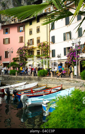 Urlauber genießen die malerische Ferienort Limone am Ufer des Gardasee, Italien. Stockfoto